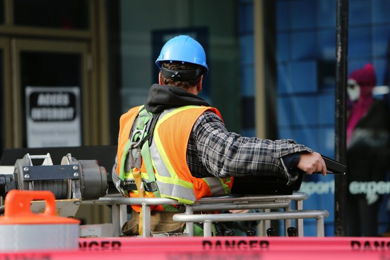 Tips from WorkSafeBC show how to best avoid heat stress on the job