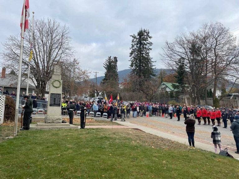 Creston braves weather for Remembrance Day ceremony