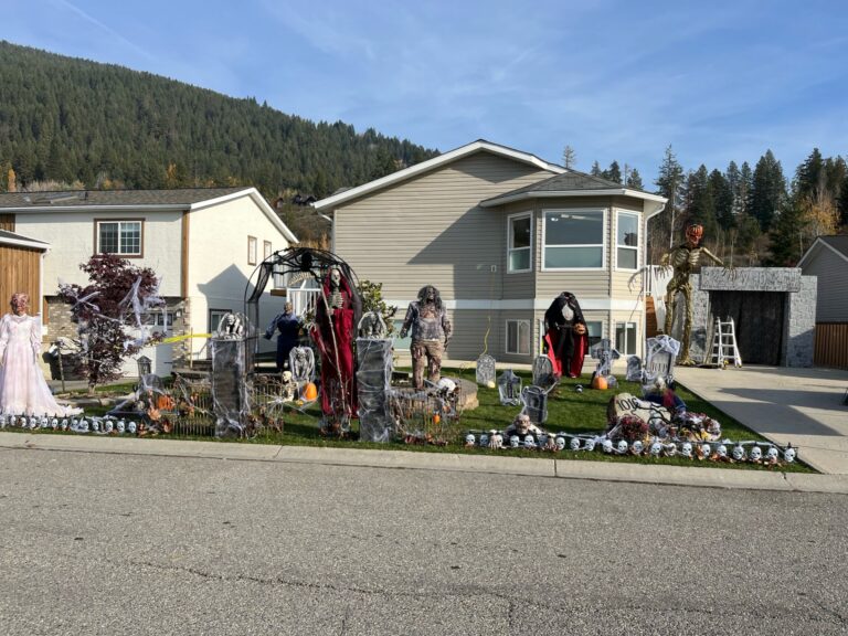 Haunted house draws in large crowd of trick-or-treaters in Creston